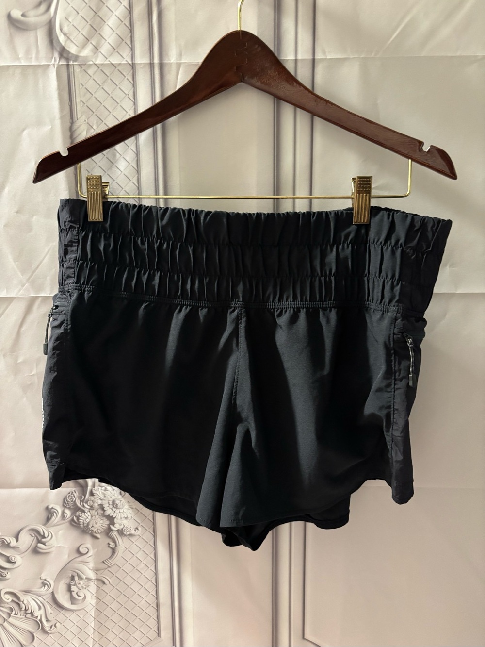 Under Armour Women’s Running Black Smocked-Waist Athletic Shorts, Size Large